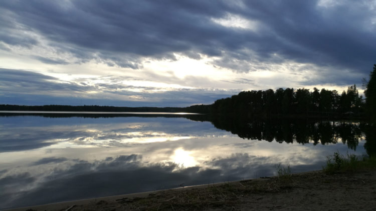 Solnedgång över sjö.